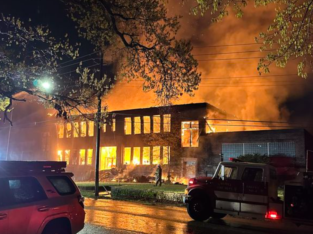 Fire at abandoned Lamar School building